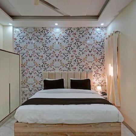 Shourya Hotel And Banquet Нойда Экстерьер фото